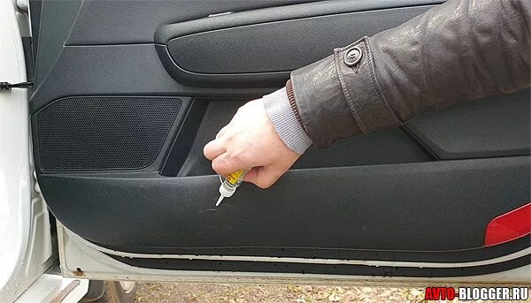 Как обновить пластик в автомобиле. Восстановление пластика салона авто. восстановление салонного пластика автомобиля. чернение пластика салона автомобиля. восстановление царапин на пластике автомобиля.