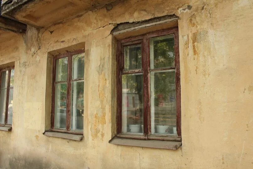 Ветхое жилье. Крыша пятиэтажки. Дома пятиэтажки. Куйбышева 104 пермь аварийный дом. Аварийные дома новости 2024.
