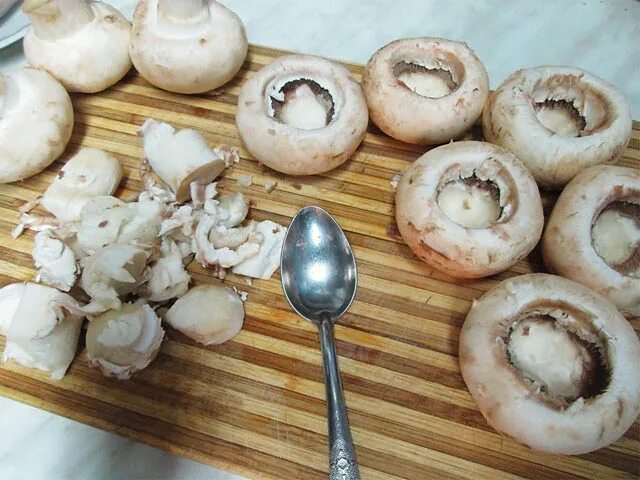Рецепт приготовить шампиньоны в духовке. Шампиньоны в духовке. шампиньоны для запекания. шляпки шампиньонов с начинкой. шампиньоны с начинкой в духовке.