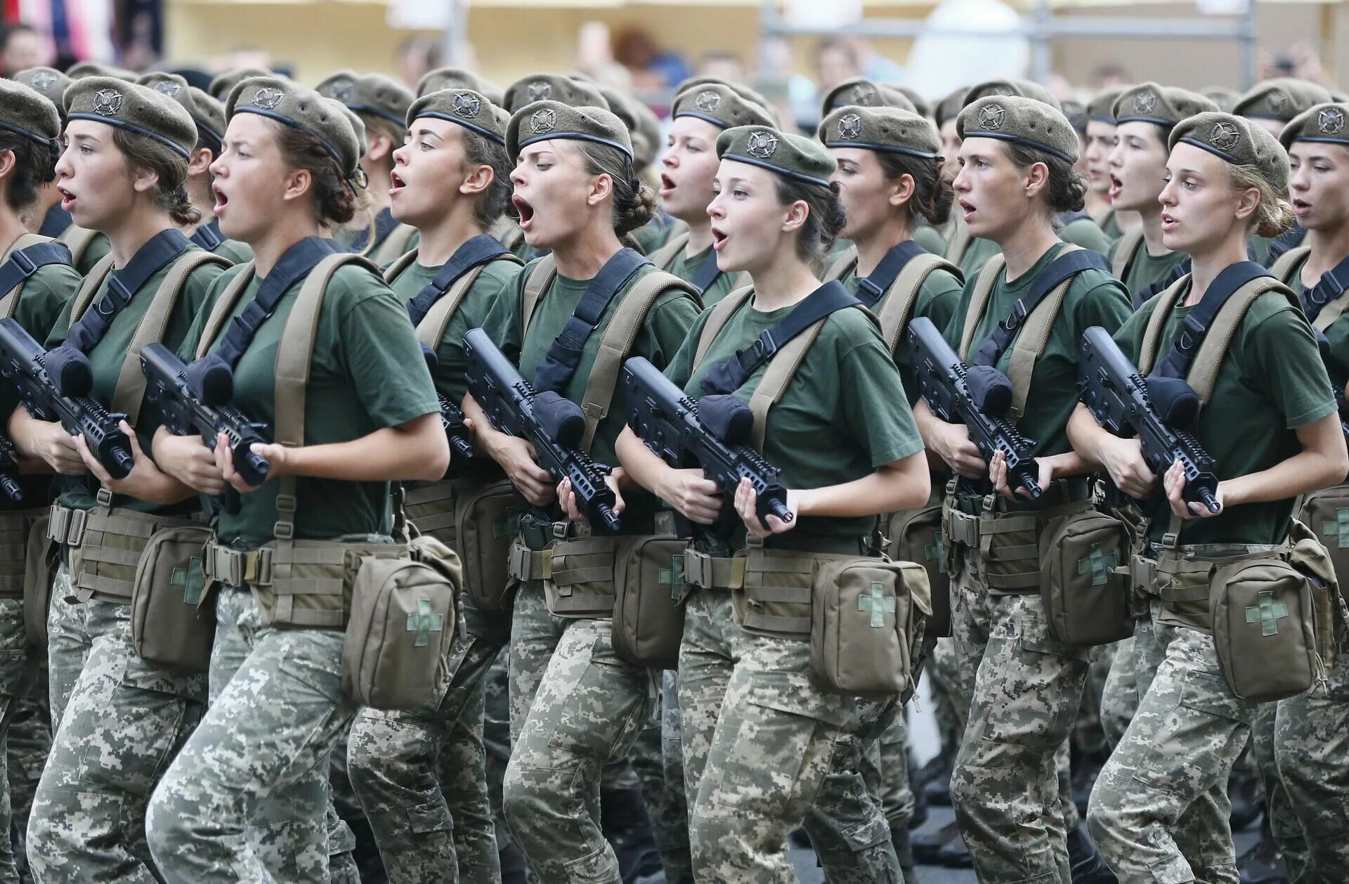 Когда была проведена массовая мобилизация женщин. Женщины военнослужащие. Украинские женщины военные. Женская армия Украина 2022. Женщины в армии РФ.
