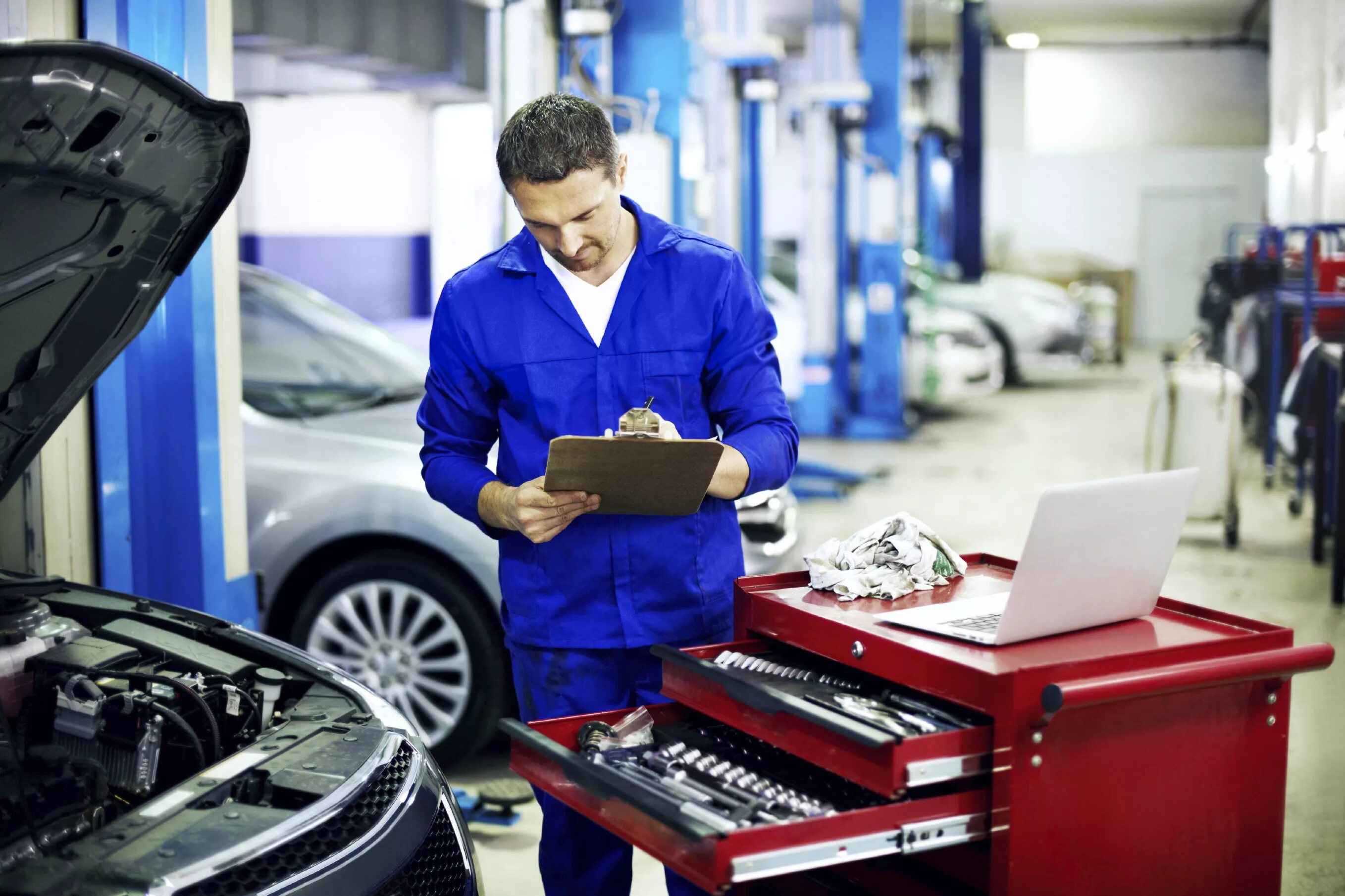 That is car in the shop. Техобслуживание авто. Машина в автосервисе. Починка автомобиля. Техническое обслуживание и ремонт автотранспортных средств.