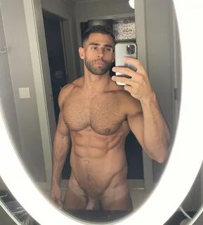 Pablo Hernandez è senza veli con Joey Diamond nel letto.