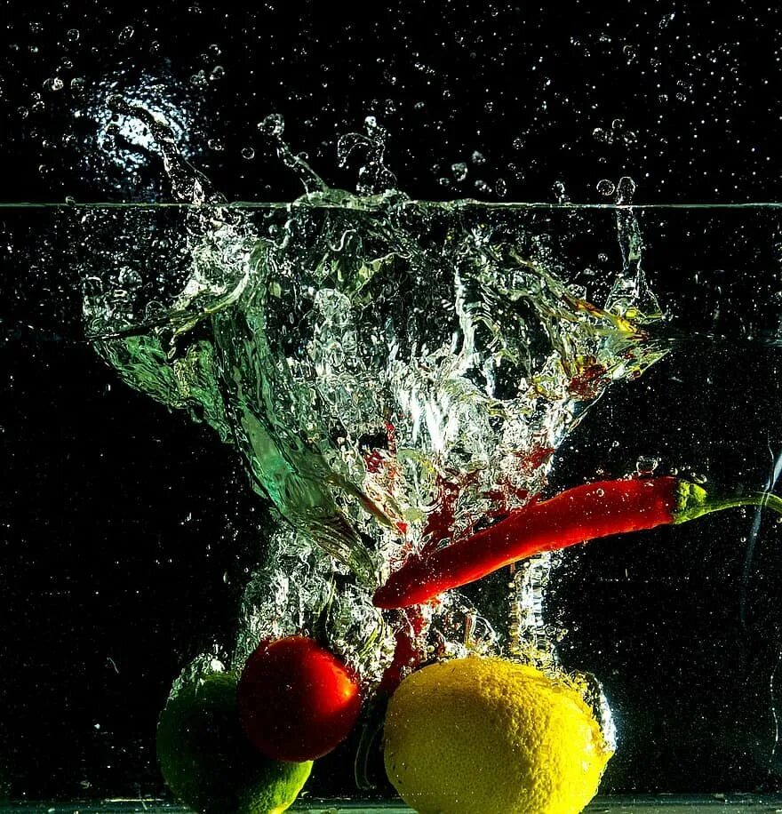 Картинки на рабочий стол фрукты. Картинки на рабочий стол вода. Сочные фрукты. Фрукты в брызгах воды. Фрукты в воде.