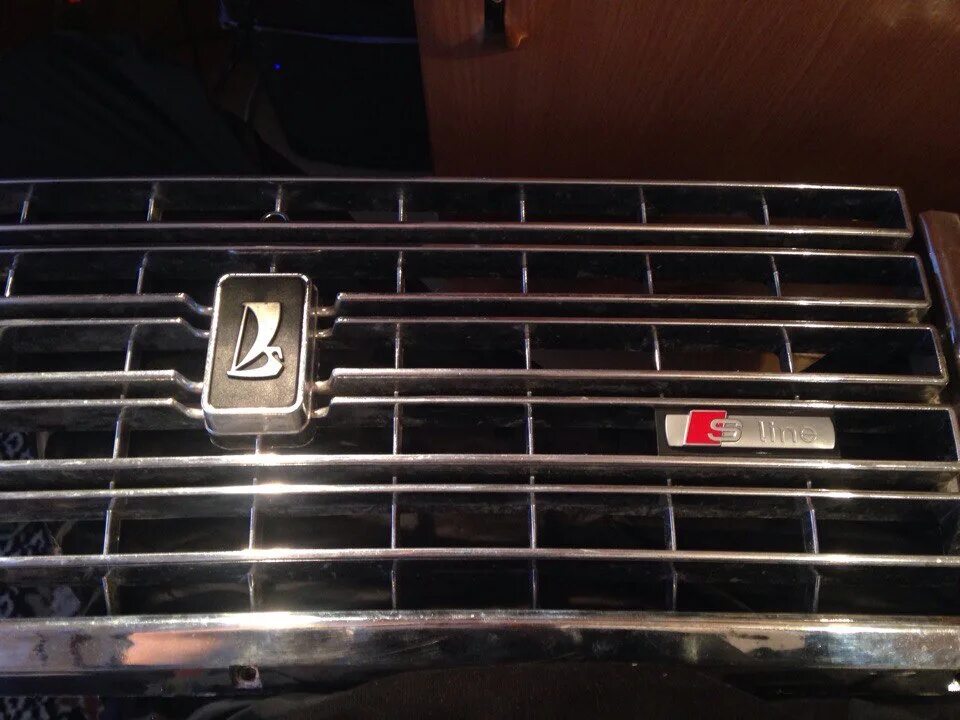 Шильдик vrs octavia a4. Шильдик на решетку. Шильдик на решетку радиатора amg на w463. Шильдик на решетку радиатора ваз 2106. Шильдик на решетку радиатора milotec.