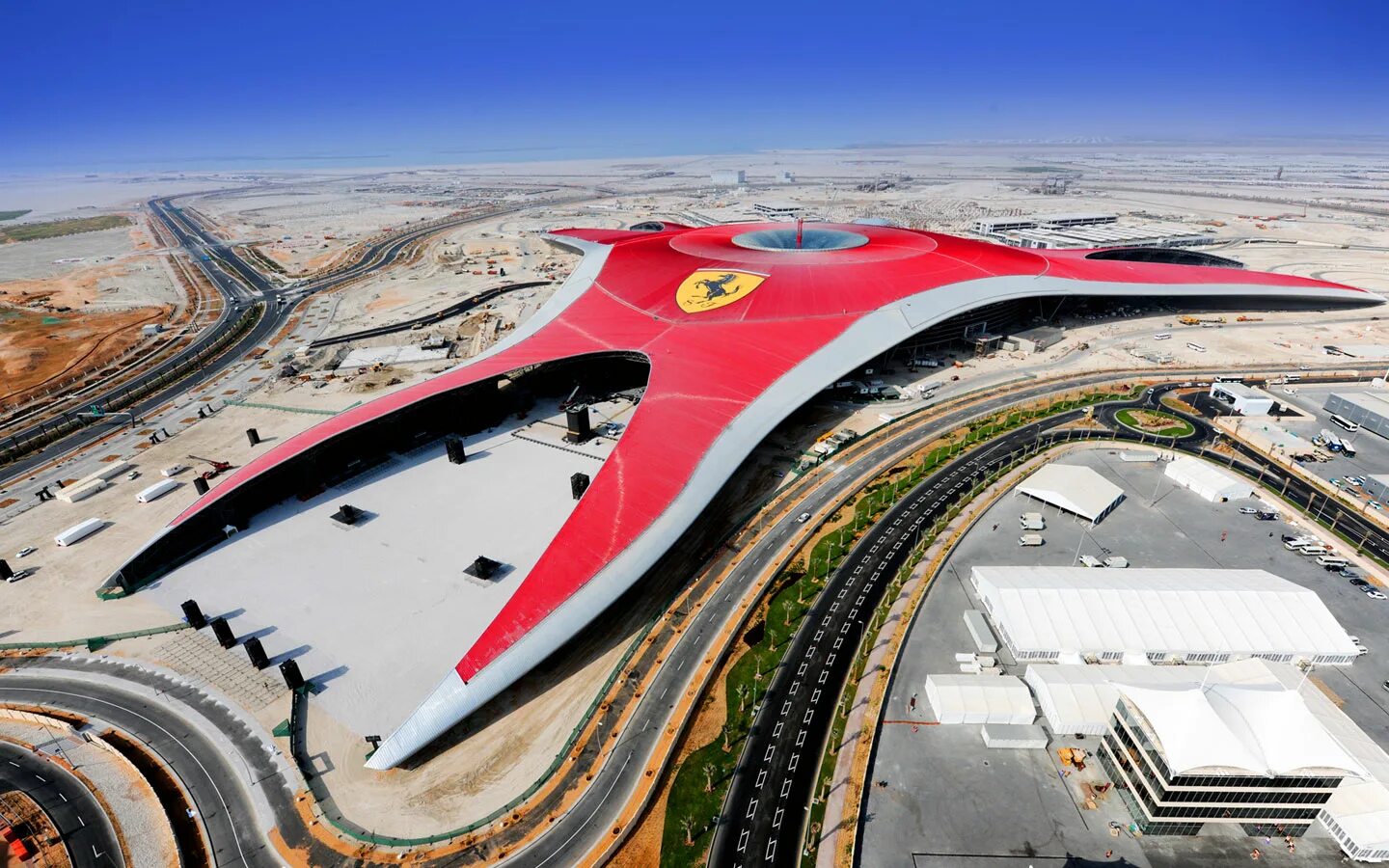 Абу-Даби Ferrari World Abu Dhabi. Ferrari парк в Абу Даби. Феррари парк Дубай. Феррари парк Абу Даби аттракционы.