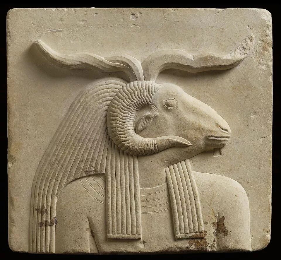 Скульптура рельефы древнего египта. Фиванская школа древний египет скульптура. Рельефы гробниц рамзеса. Амон ра древний египет барельеф. Рельеф из мемфиса плакальщицы.