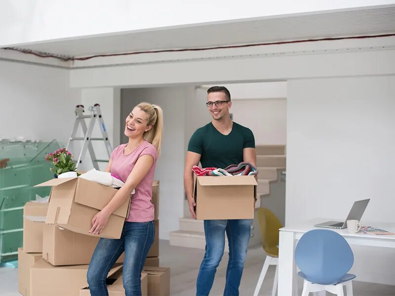 Переезжать в новый дом во сне. Переезд в новую квартиру. Переезжаем в новую студию. Люди в новой квартире. Квартира с коробками.