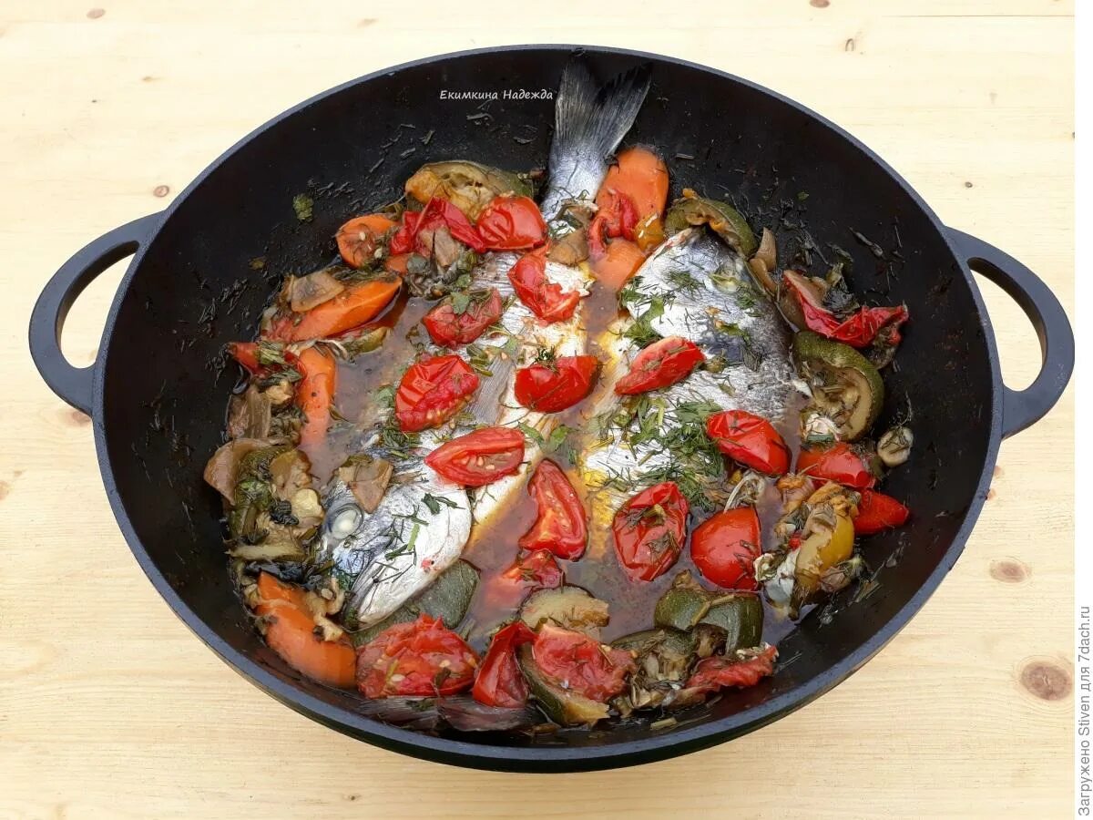 приготовление рыбы в казане. копченая рыба на костре. уха в казане на костре. жареная рыба в казане на костре. казан рыба.