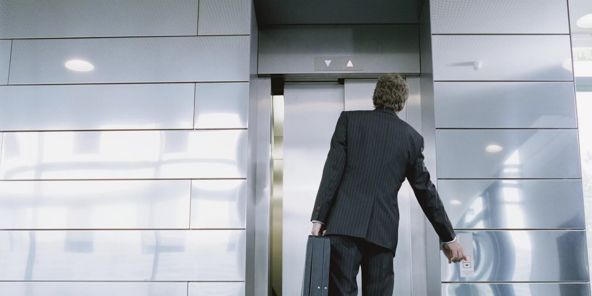 Разговор в лифте. Strong guy in the elevator. Лифт в японии. Ман лифт. Люди в лифте.