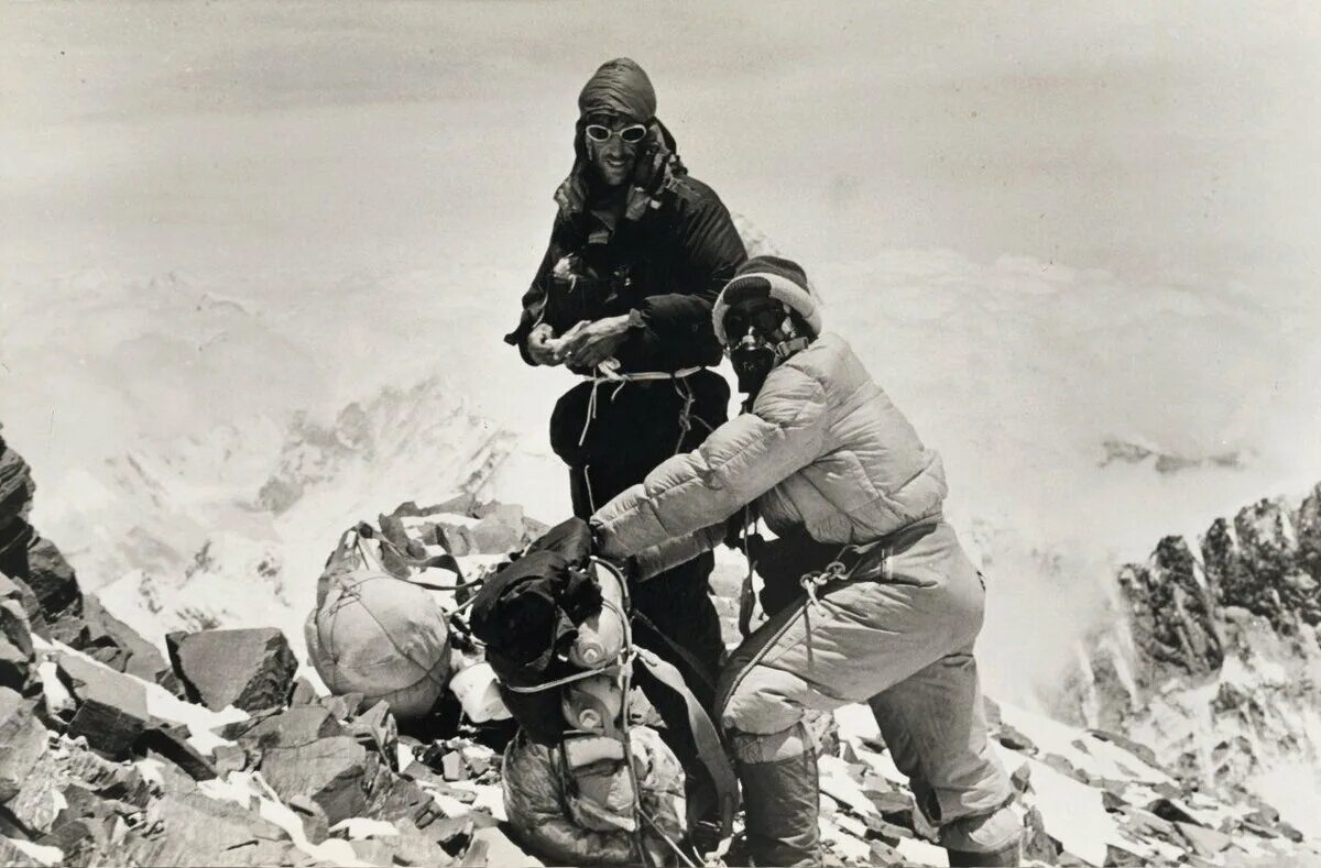 Первая экспедиция на эверест. Норгей Тенцинг на Эвересте. Хиллари Эверест 1953.