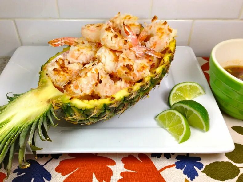 Креветки в ананасе со сливками в духовке. Ананас фаршированный креветками. Салат с креветками и ананасом. Морепродукты с ананасом горячее блюдо. Запеченный ананас с креветками.