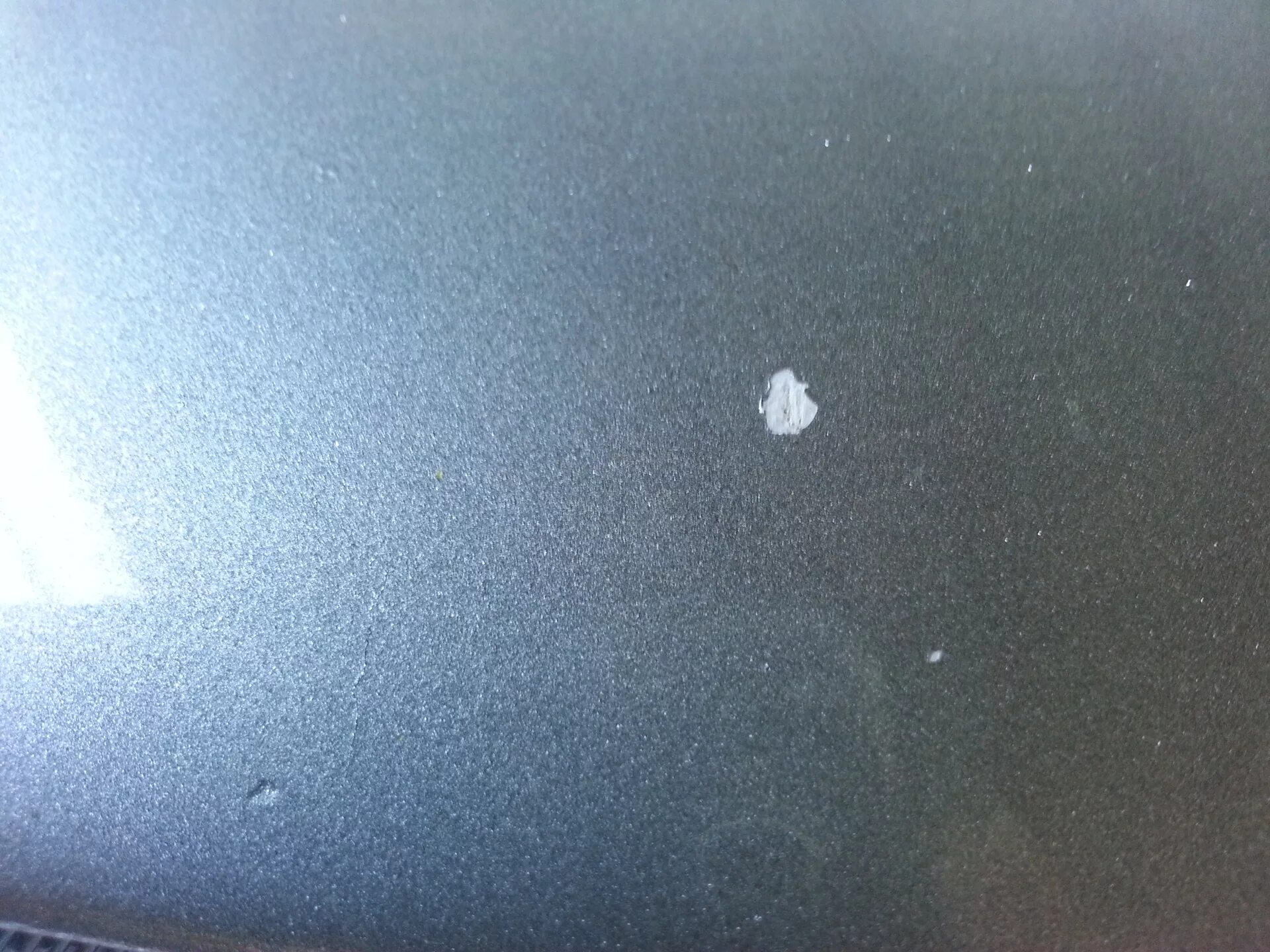 Лкп tiguan. Как выглядят сколы. Сколы на капоте. Сколы на кузове автомобиля. Для подкраски сколов на авто.