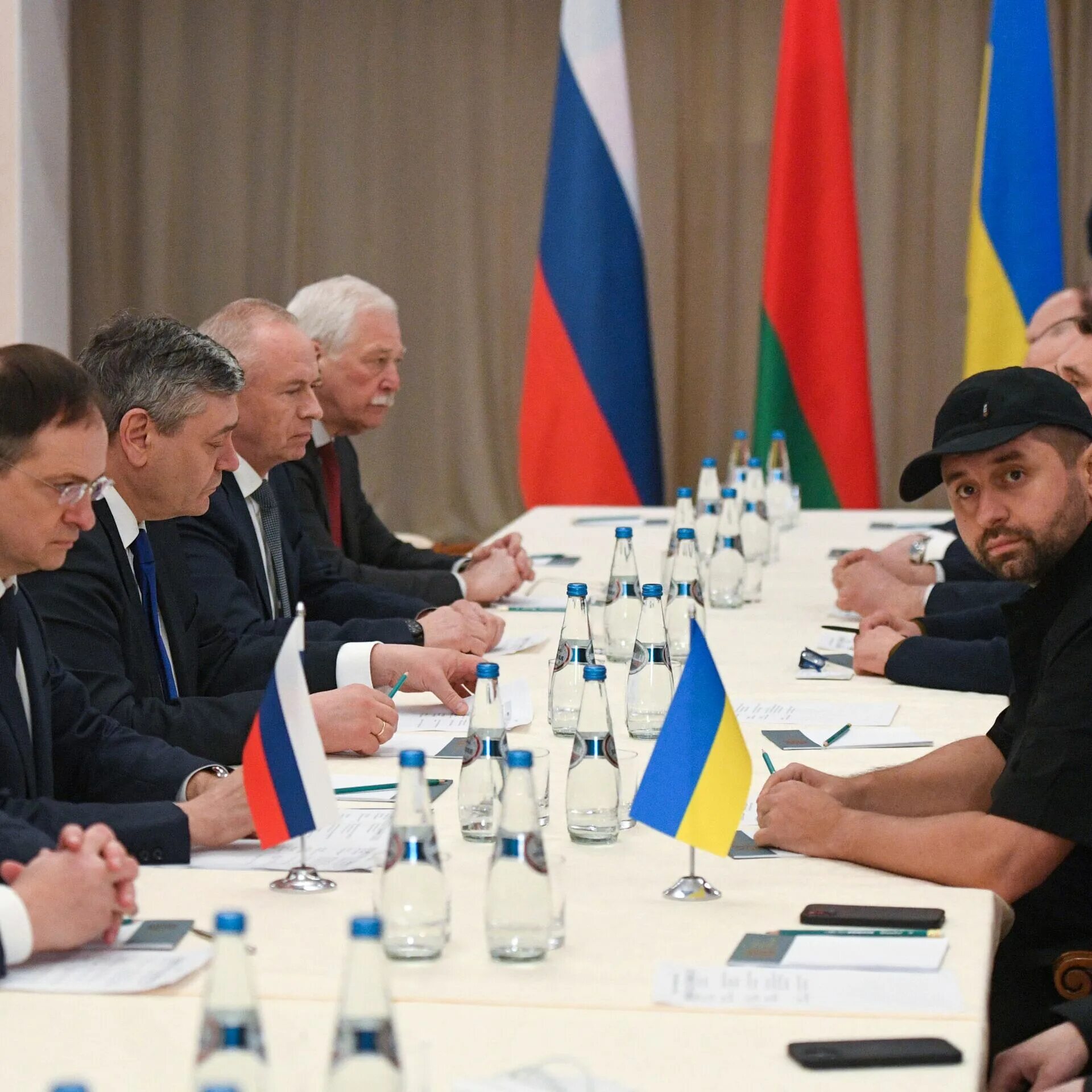 Переговоры будут в ближайшее время. Украинская делегация на переговорах с россией. Переговоры в беловежской пуще 2022. Переговоры росси и уркианы. Переговоры будут в ближайшее время.