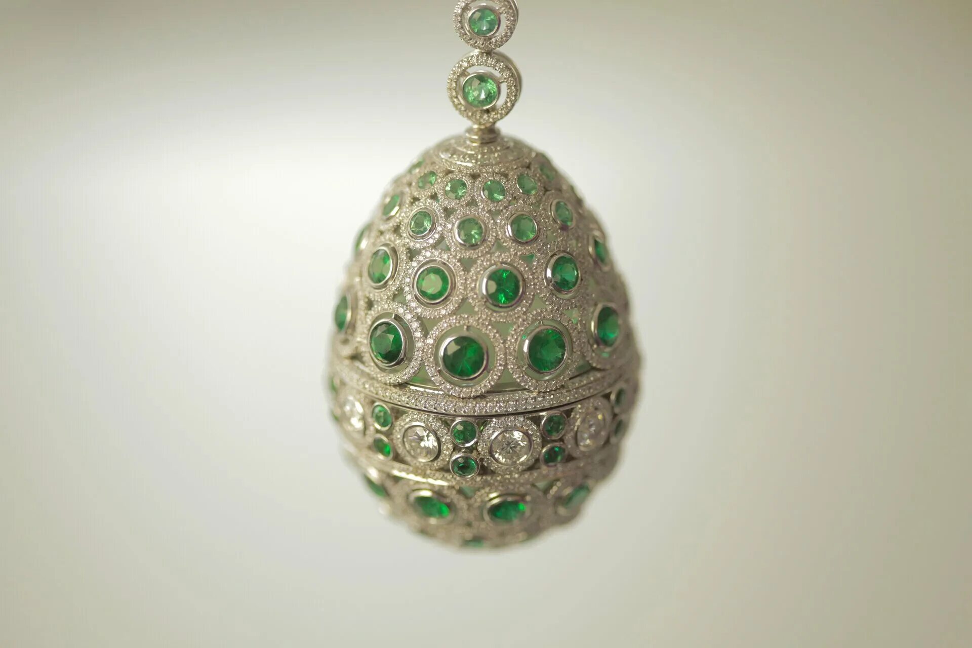 Фаберже особый путь. Фаберже особый путь в истории. Faberge a life of its own. Яйца фаберже. Фамильные украшения романовых.