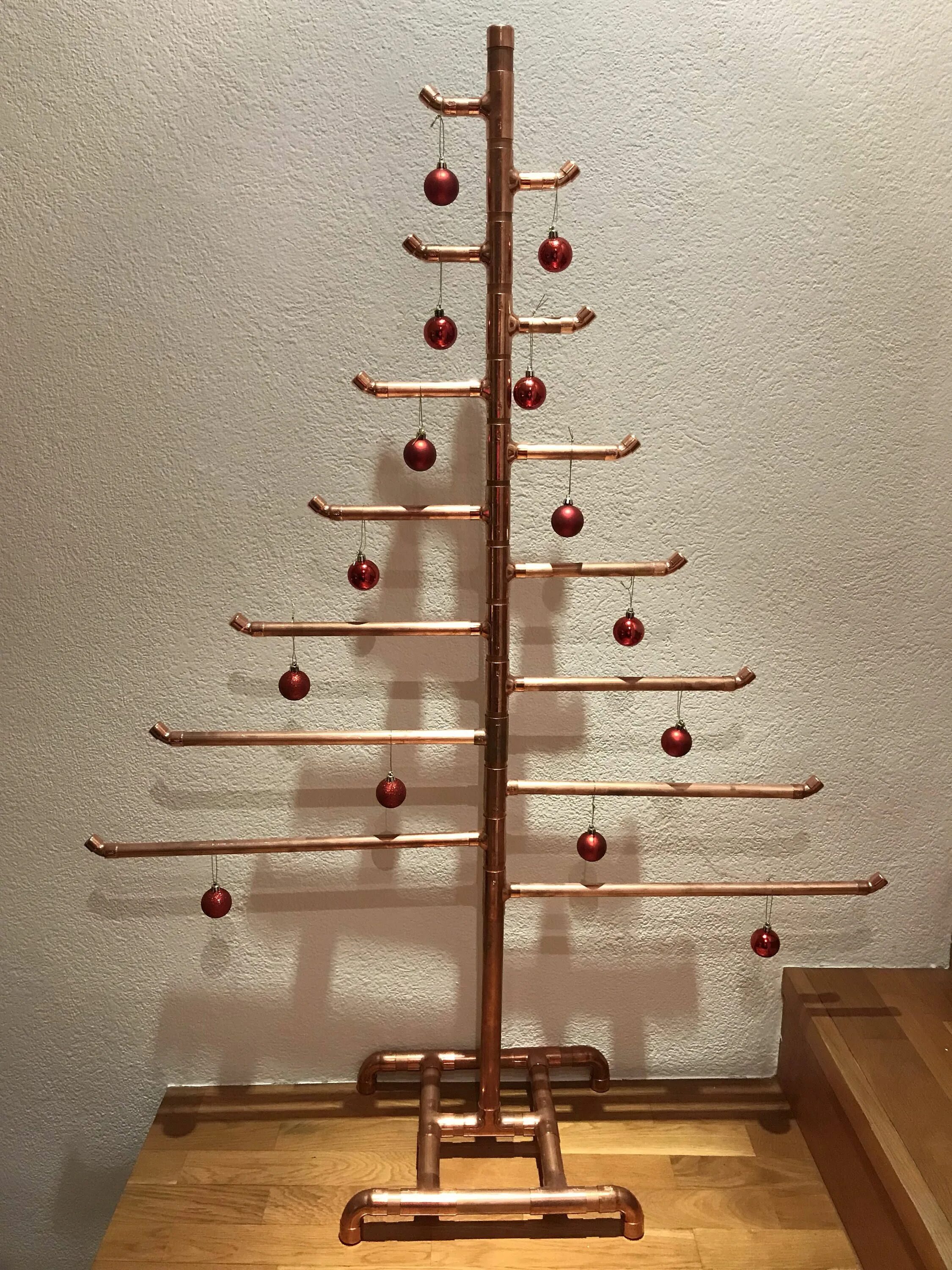 Елка из пластиковых труб. Елка из металлопластиковой трубы. Елка из труб пвх. Елка из канализационных труб. Елочка из канализационных труб.