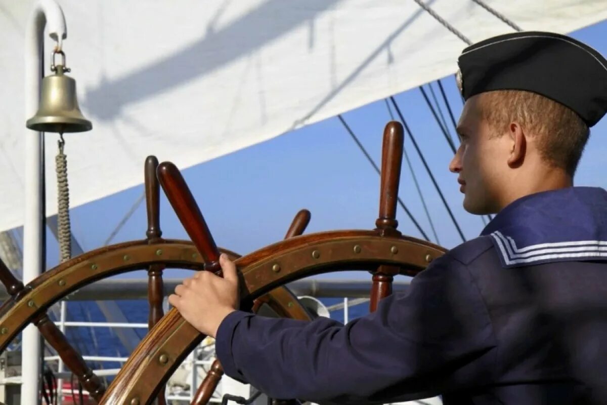 Военный корабль с моряками. Капитан дальнего плавания профессия. Солдат моряк. Евгений гатилов моряк тихоокеанский флот. Служить во флоте.