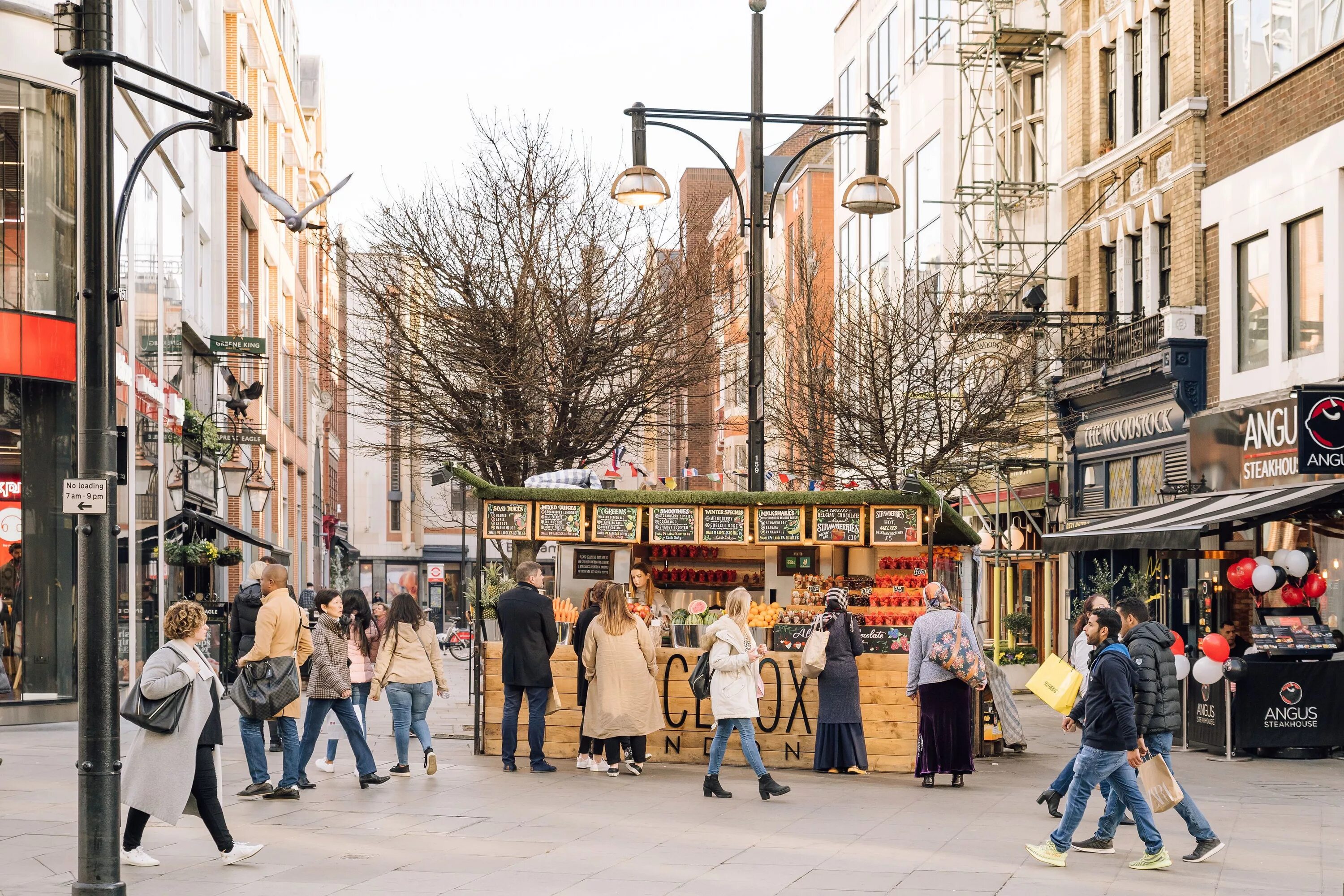 Оксфорд-стрит в Лондоне. Оксфорд улица в Лондоне. Oxford Street в Лондоне. Улица Оксфорд стрит 2024. Oxford street shops