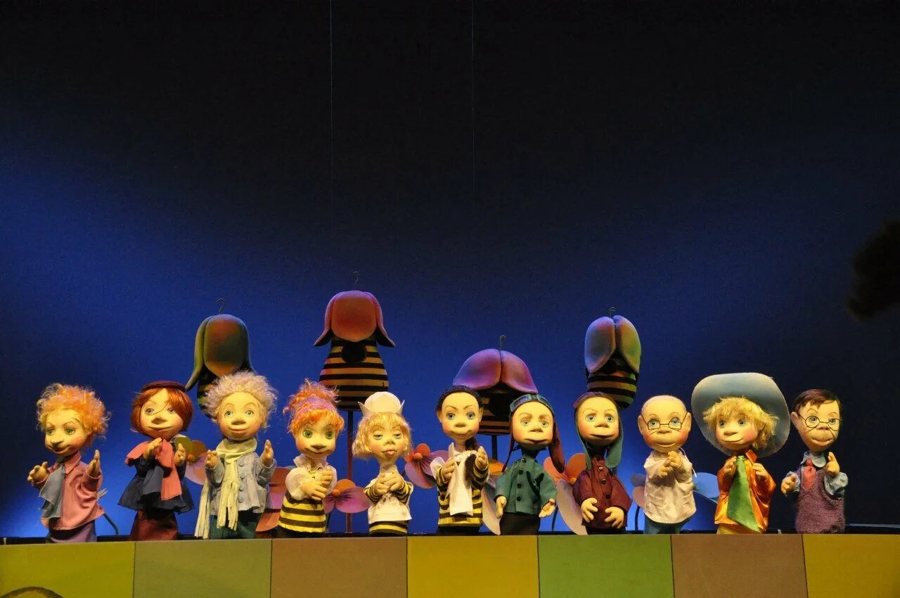 Тетр фон. Кукольный театр Незнайка. Кукольный театр фон. Фон для презентации театр кукол. Фон театр для детей.