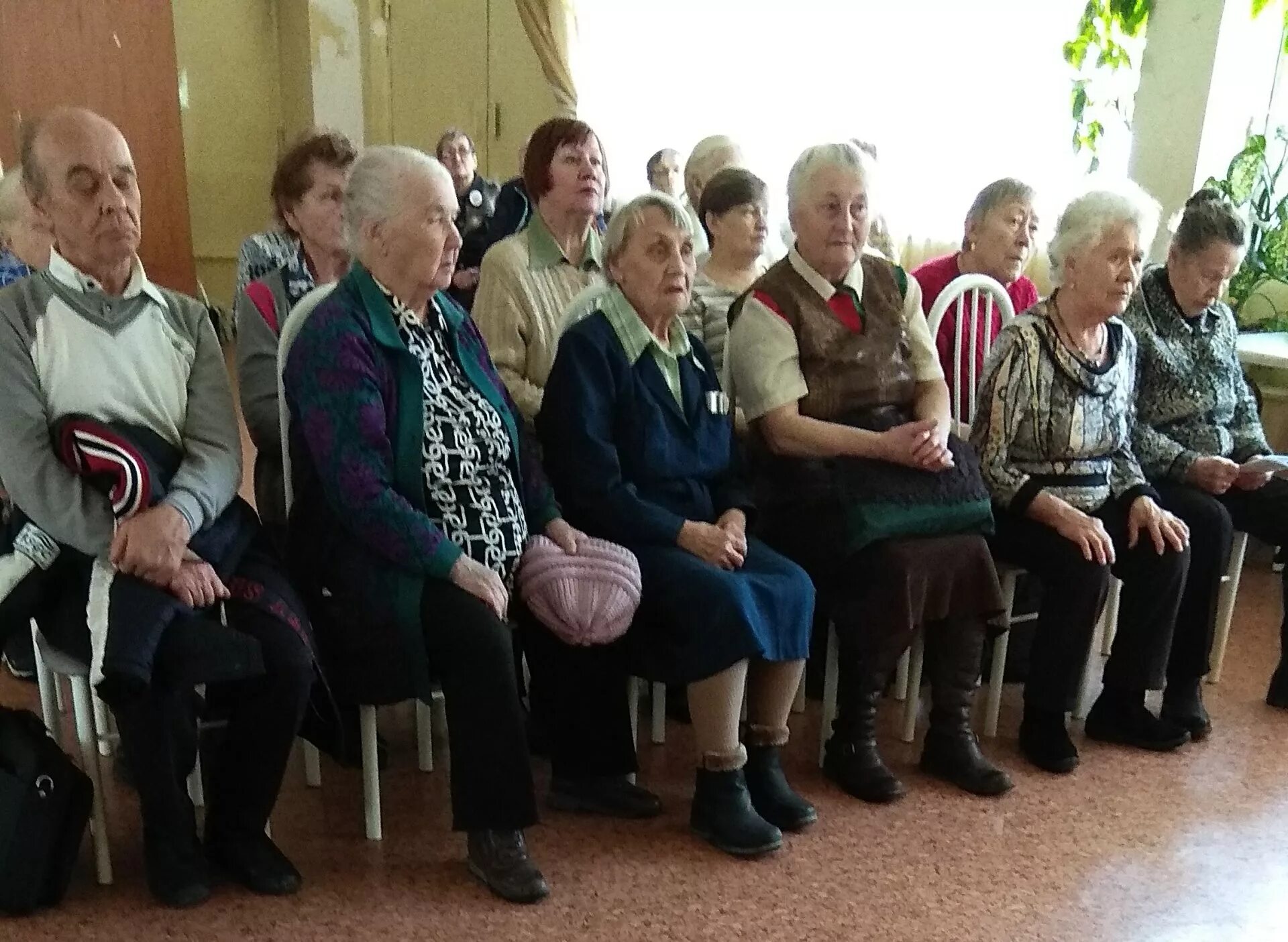 Школа пожилых людей. Школа для пенсионеров. Школа для пожилых. Школа пожилого возраста картинки. Школа пожилого человека Екатеринбург.