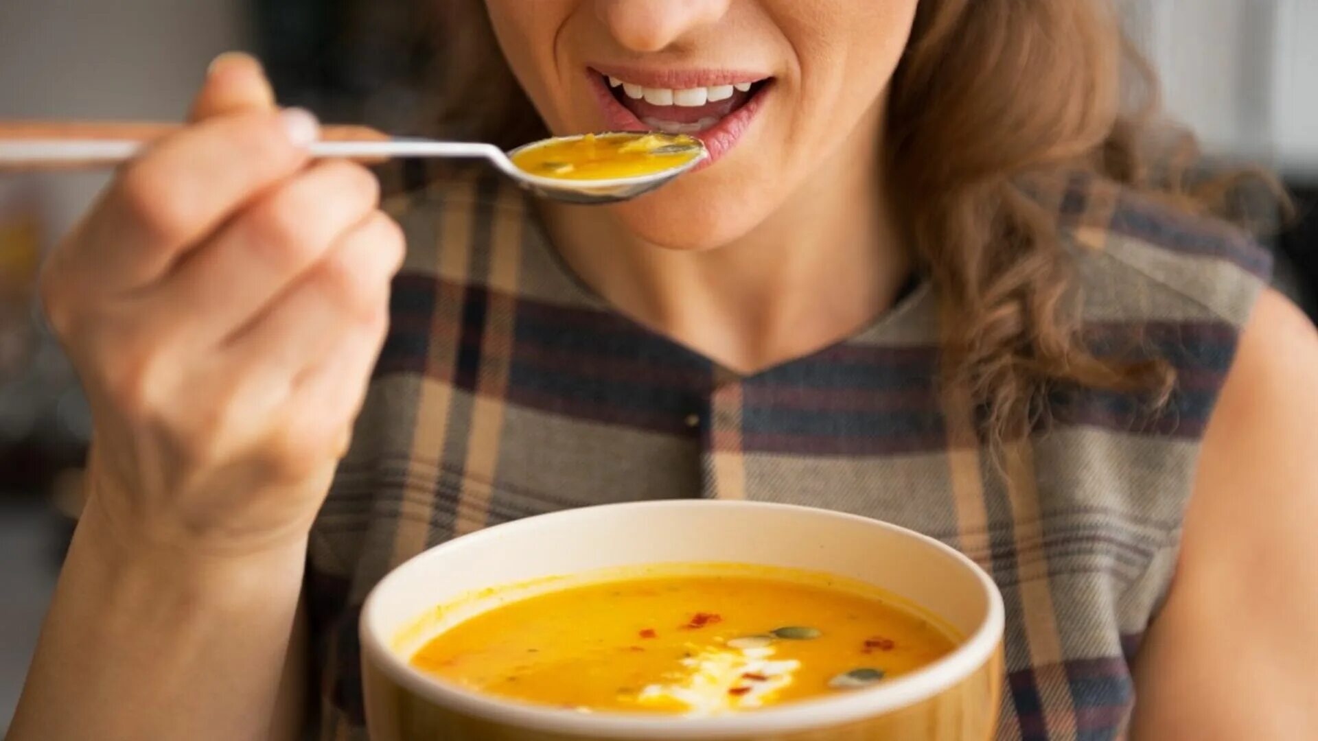 Сижу ем суп. На диете едят суп ида. видео женщина ест суп. baby yoga eating soup. a guy eating soup while raining.