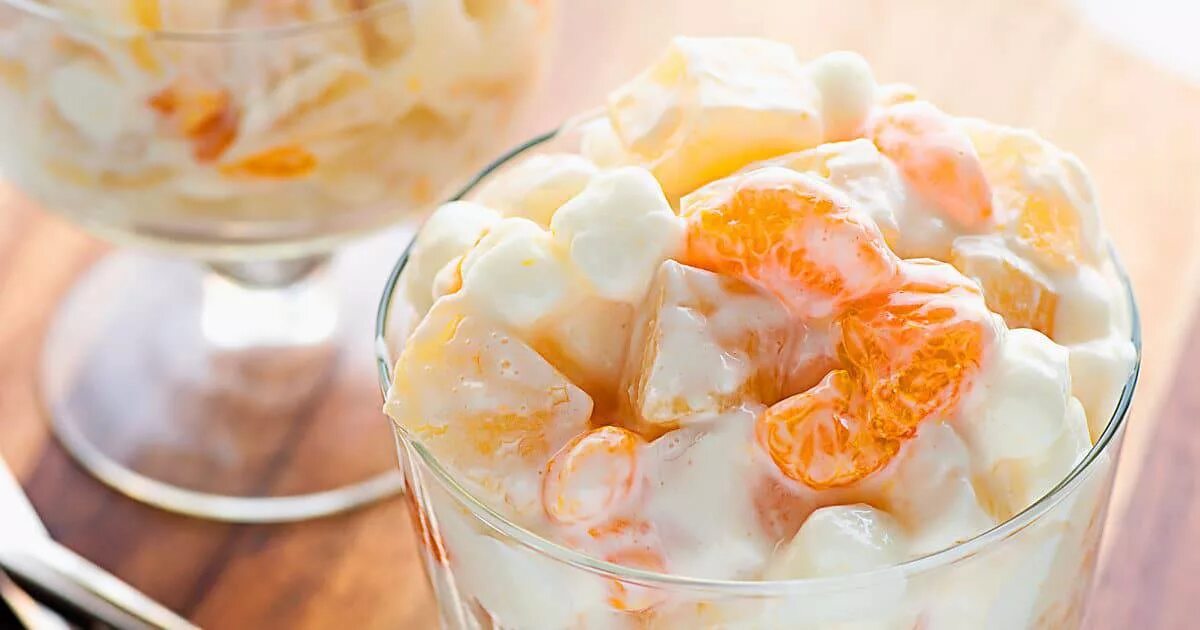 Заправляем йогуртом. Йогурт для салата. Фруктовый салат с йогуртом. Сметанный соус для овощных салатов. Йогурт для салата.