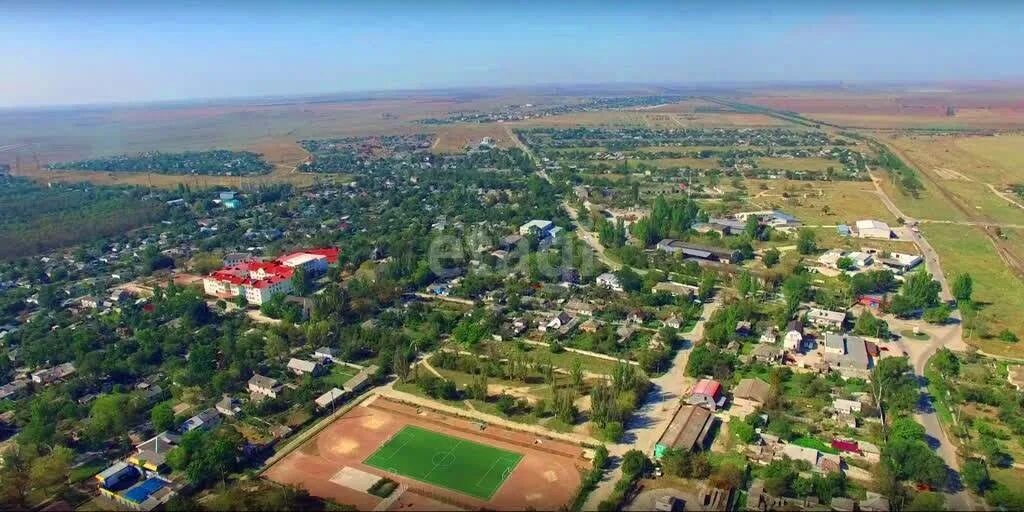 Памятники в поселке ленино крым. Пгт ленино ленинский район крым. П г т ленино. Поселок ленино крым. Автовокзал ленино крым.