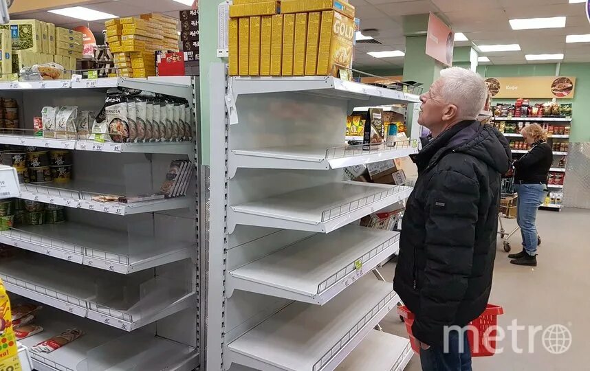 Гражданин н угрожая ножом кассиру. Магазин удар по ценам продавцы.