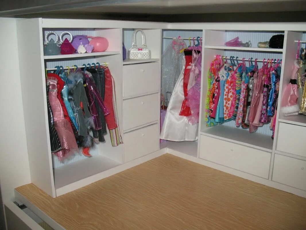 Гардеробная для кукол. Гардеробная для кукольной одежды. Шкаф для кукольной одежды.