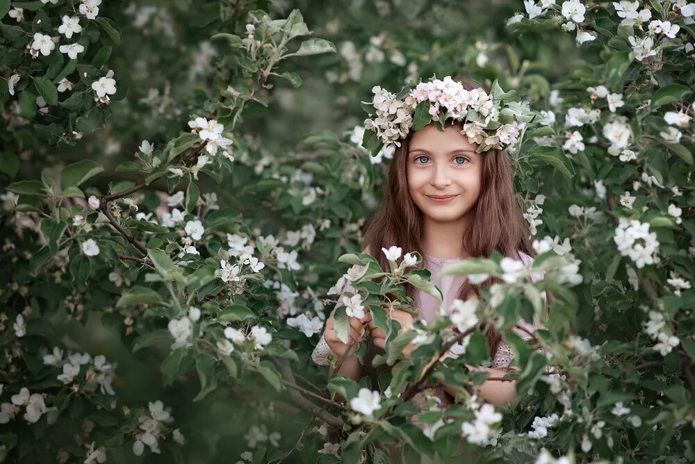 Девушка с яблоком. Фотосессия в яблоневом саду. Фотосессия в цветущих яблонях. Яблоневый сад бусы. Яблоневый сад для мисс лизы.