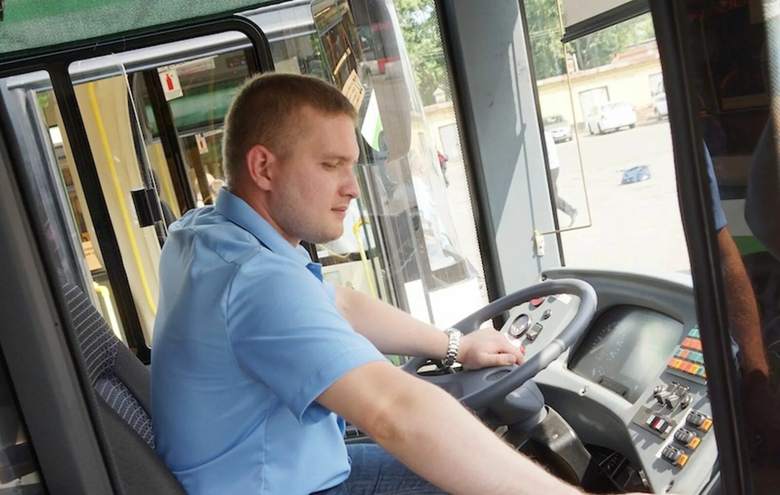 Водитель автобуса. Водитель за рулем автобуса. Водители мострансавто луховицы. Водитель автобуса городского маршрута. Кабина водителя.