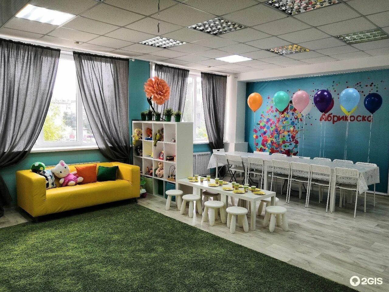 Аренда помещения для дня рождения. Детское кафе Новосибирск Абрикоска. Комната для проведения детских праздников. Помещение для празднования детского дня рождения. Детские комнаты для проведения праздников.