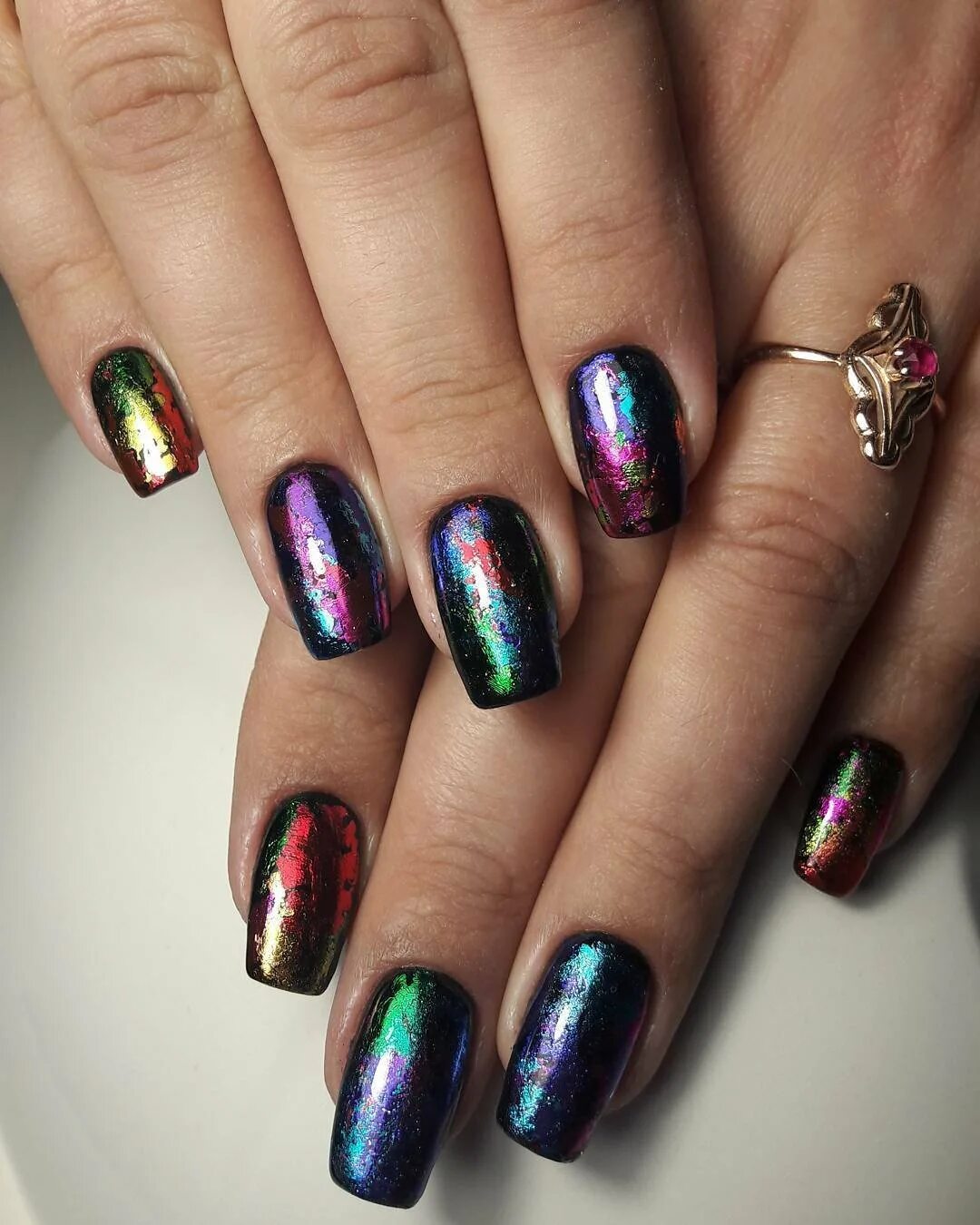 Красные ногти с золотой фольгой. Маникюр с фольгой. Лак фольга. Лак фольга. Маникюр эффект битого стекла.