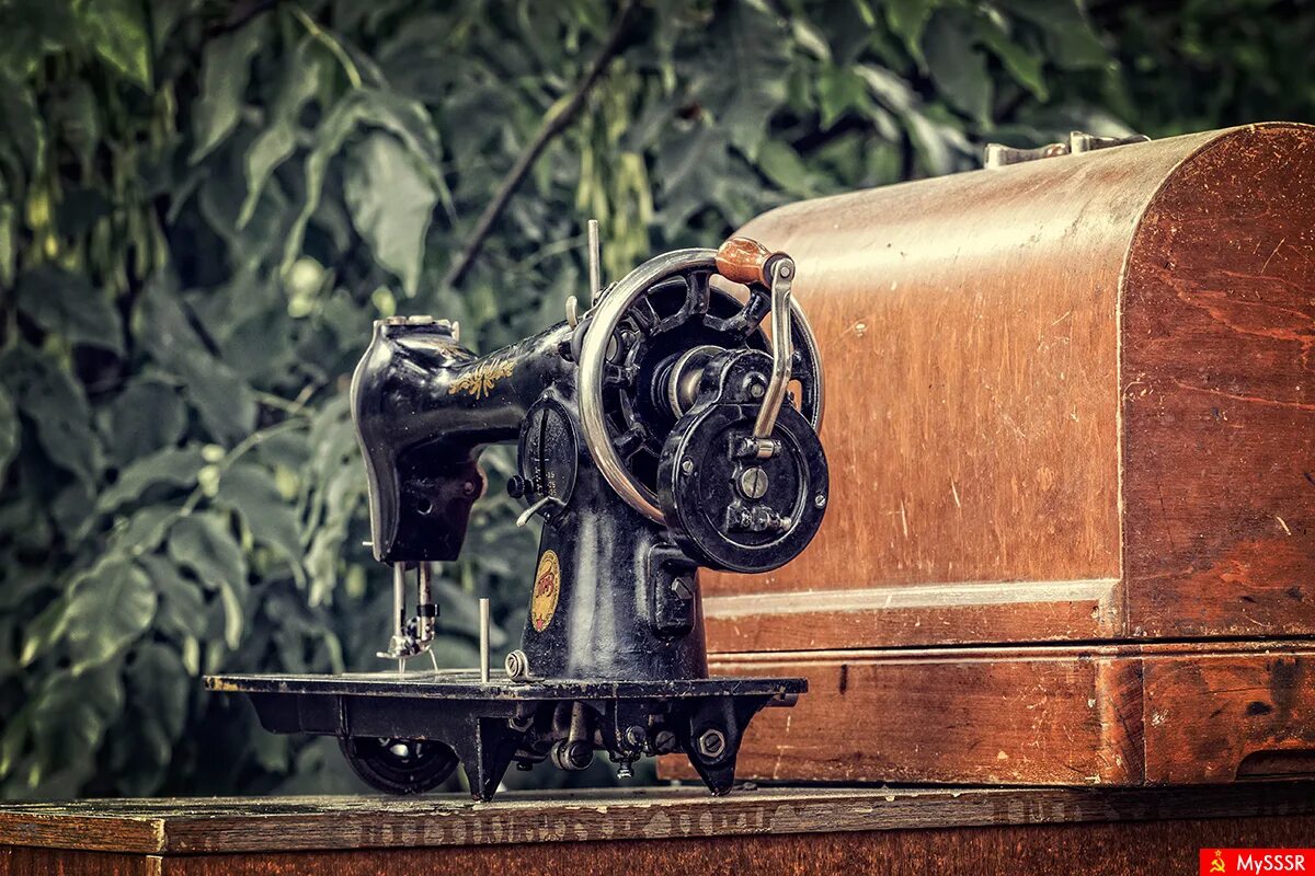 Шитье на швейной машине. Швейные машинки деньги. Швейная машинка 298 сингер. Швейная машинка зингер 2290. Швейная машина vesta l.