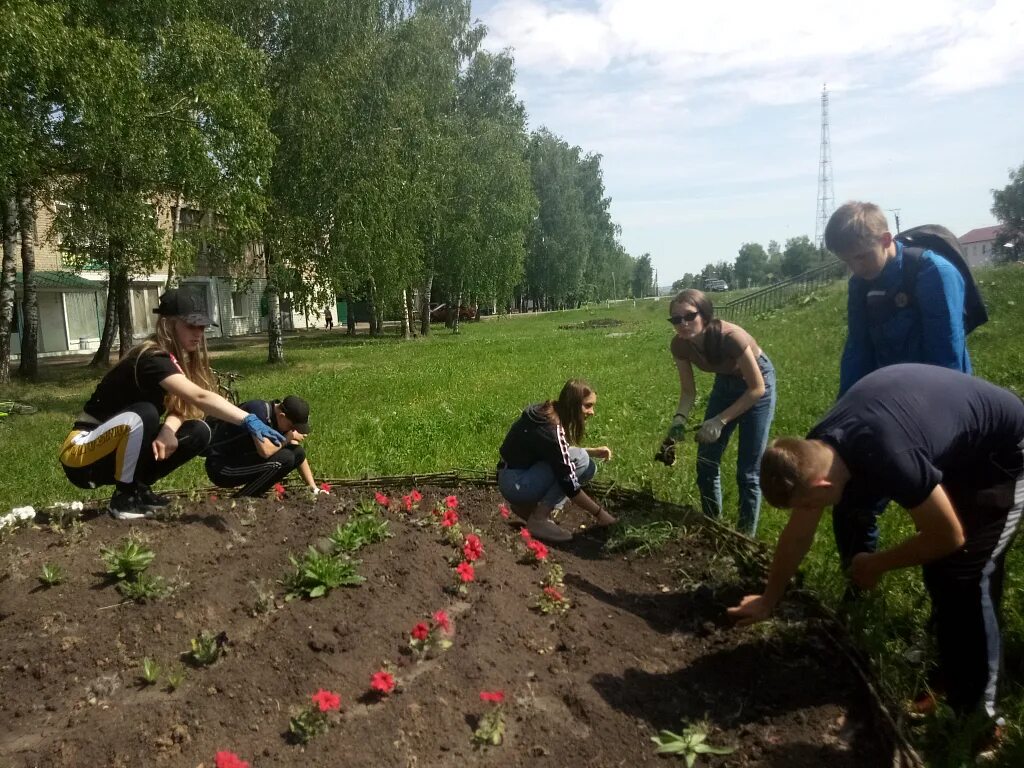 Лагерь труда и отдыха при школе. Лагерь труда и отдыха. трудовой лагерь. детский трудовой лагерь. трудовой лагерь для школьников.
