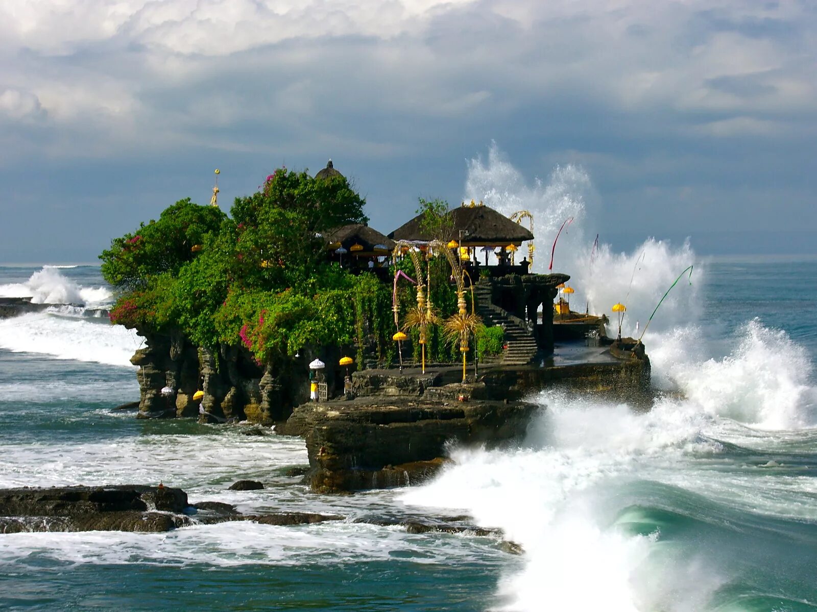 Бали индонезия. Храм Танах лот Бали. Индонезия храм Танах лот. Храм Пура Танах лот остров Бали Индонезия. Бали храм на воде Танах лот.
