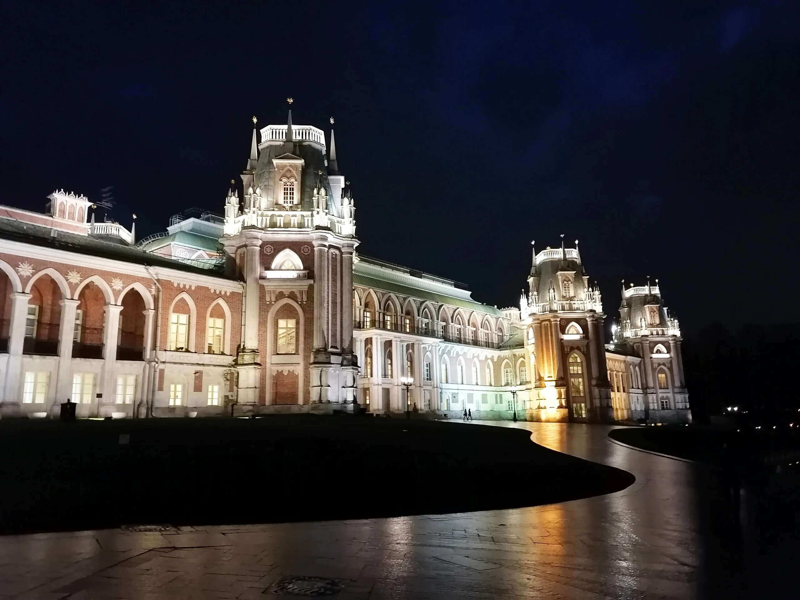 Усадьба царицыно вечером. Царицына ночь. Парк царицыно в москве ночью. Усадьба царицыно. Царицынский дворец в москве ночью.