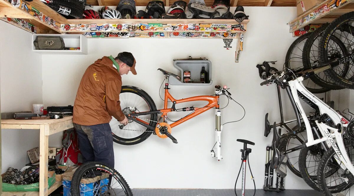 Где собрать велосипед. Хранение велосипедов. Гараж для велосипеда. Крепление велосипеда в гараже. Велосипед в квартире.