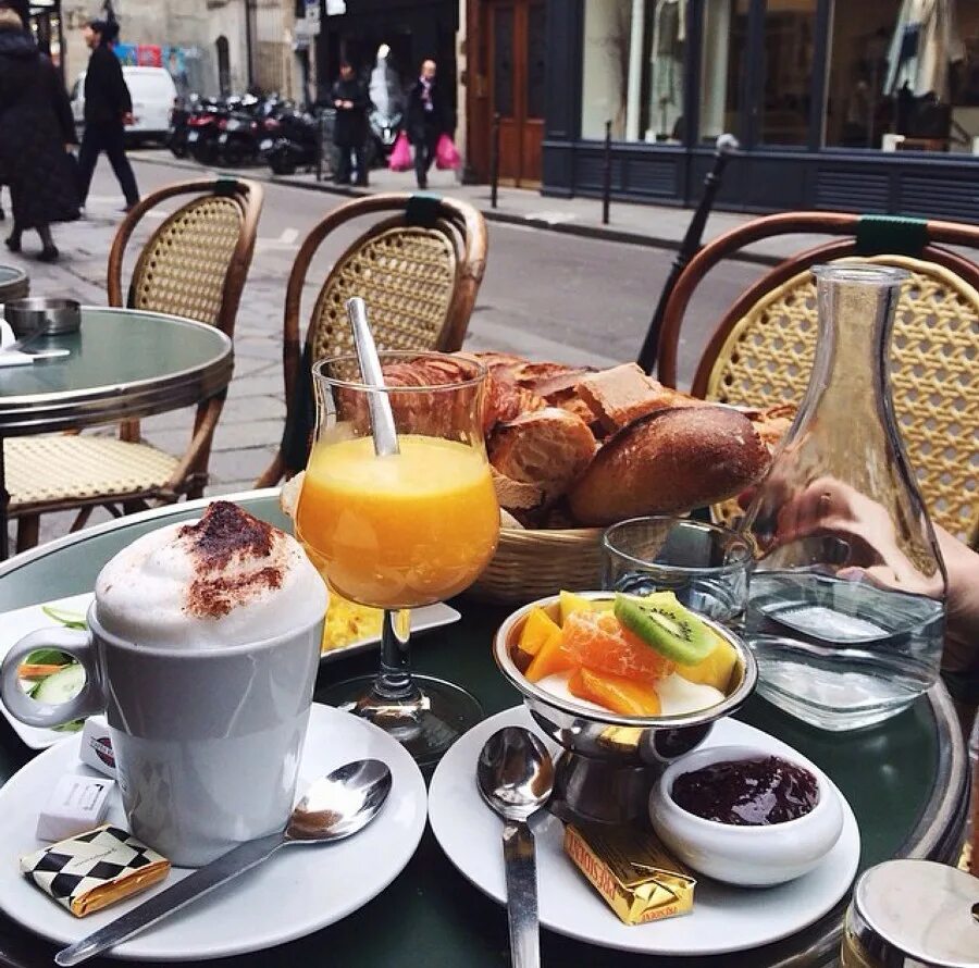 Кофе в обед 1. Завтрак с кофе. Завтрак в парижском кафе. Завтрак в кафе. Красивый завтрак.