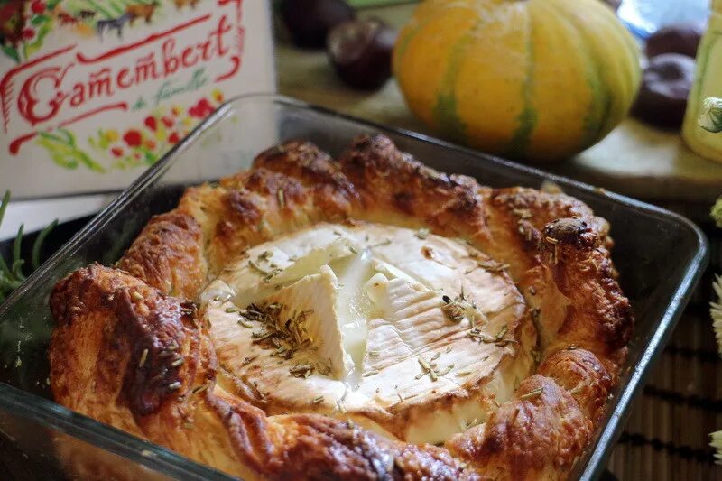 Плагг и камамбер. Слоеный пирог с грушей и камамбером. Тарт инжир и камамбер. Бриошь с сыром бри. Запеченный камамбер с тестом.