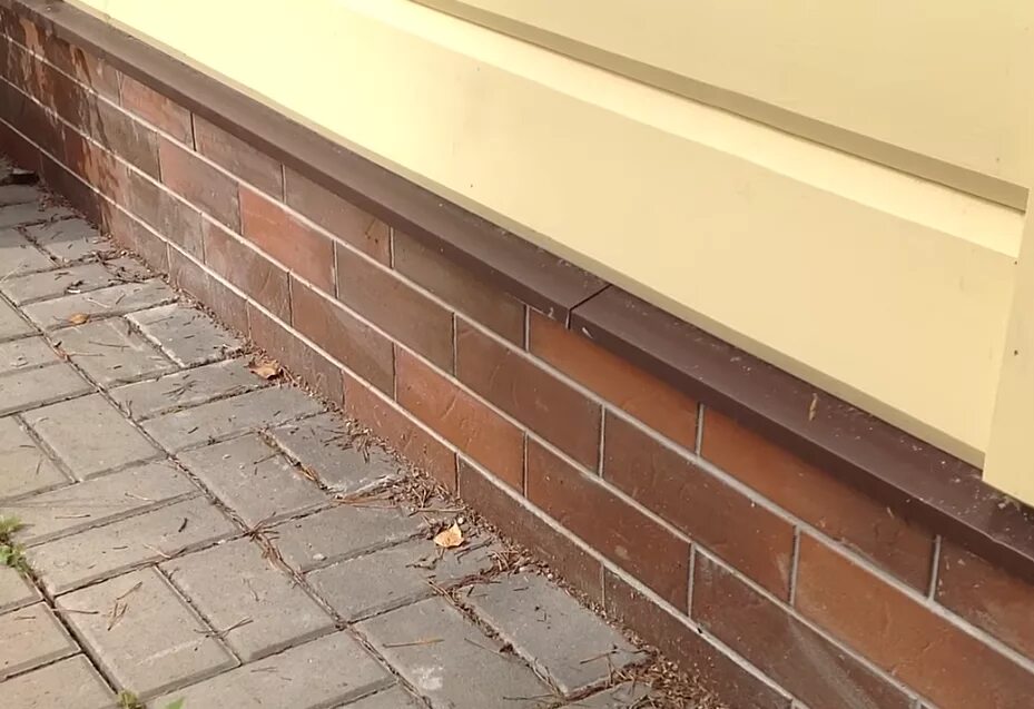 Обшивка цоколя металлпрофиль. Клинкерная плитка для отмостки. Цокольный отлив. Цокольная планка технониколь. Отделка цоколя сайдингом.