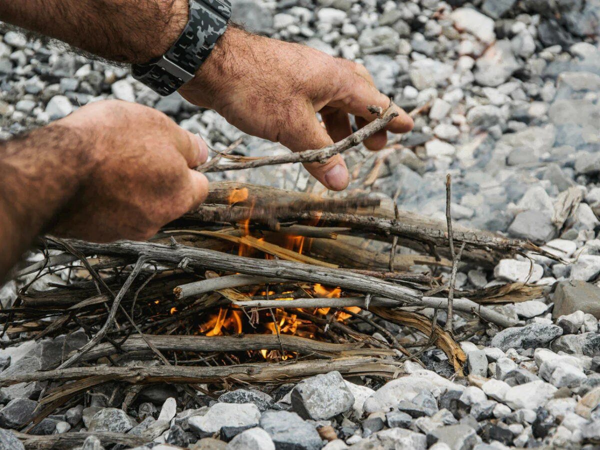 Fire delay. Making fire. цветок из которого делают костёр. человек делает костер. make fire using friction pictures.