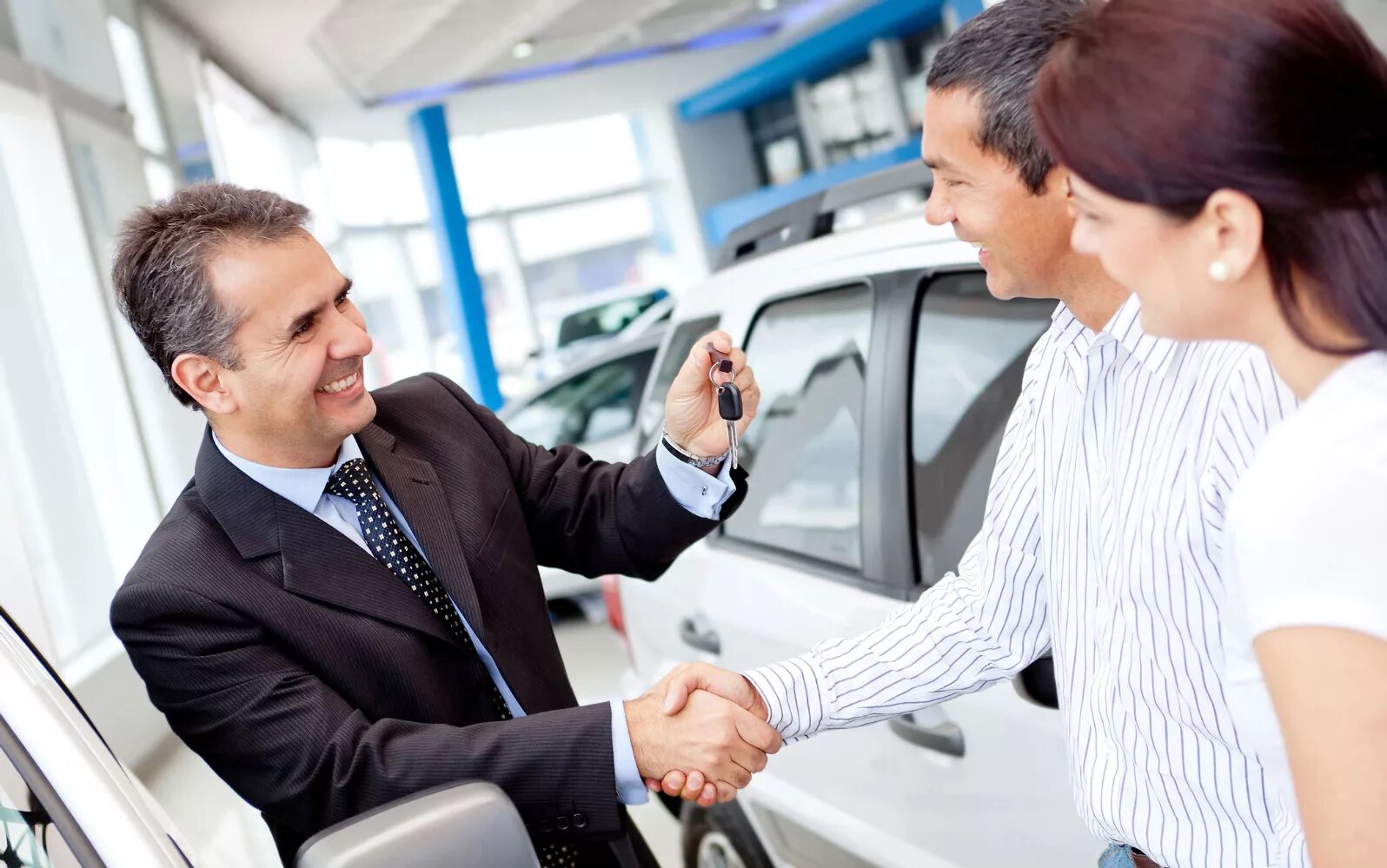 Почему автосалон продает только в кредит. Покупатель в автосалоне. Клиенты в автосалоне. Автосалон менеджер с клиентом. Машина в лизинг.