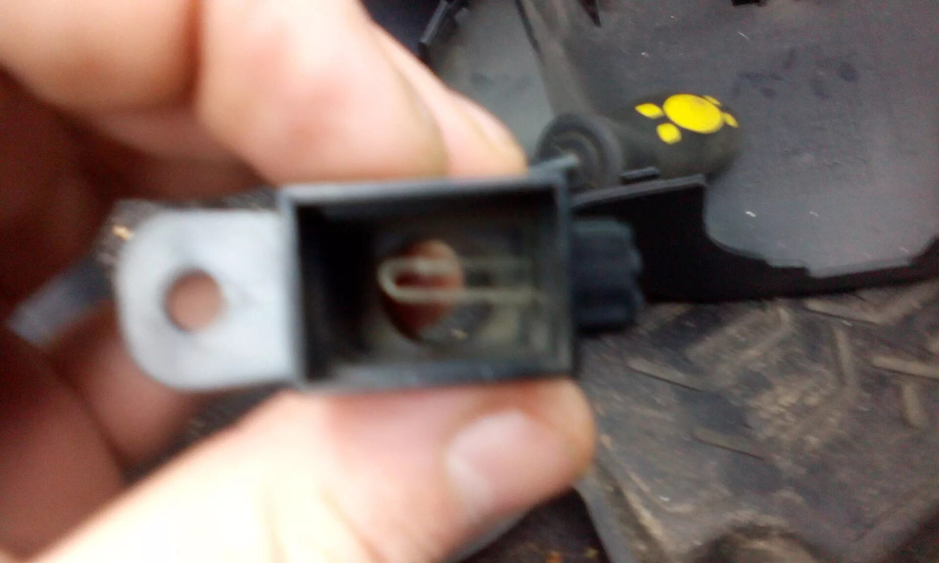 Датчик климат контроля ваз 2110. Форд мондео 4 датчик климат контроля. Где находится датчик воздуха в салоне. Где находится датчик воздуха в салоне. Приора датчик температуры салон воздуха схема.