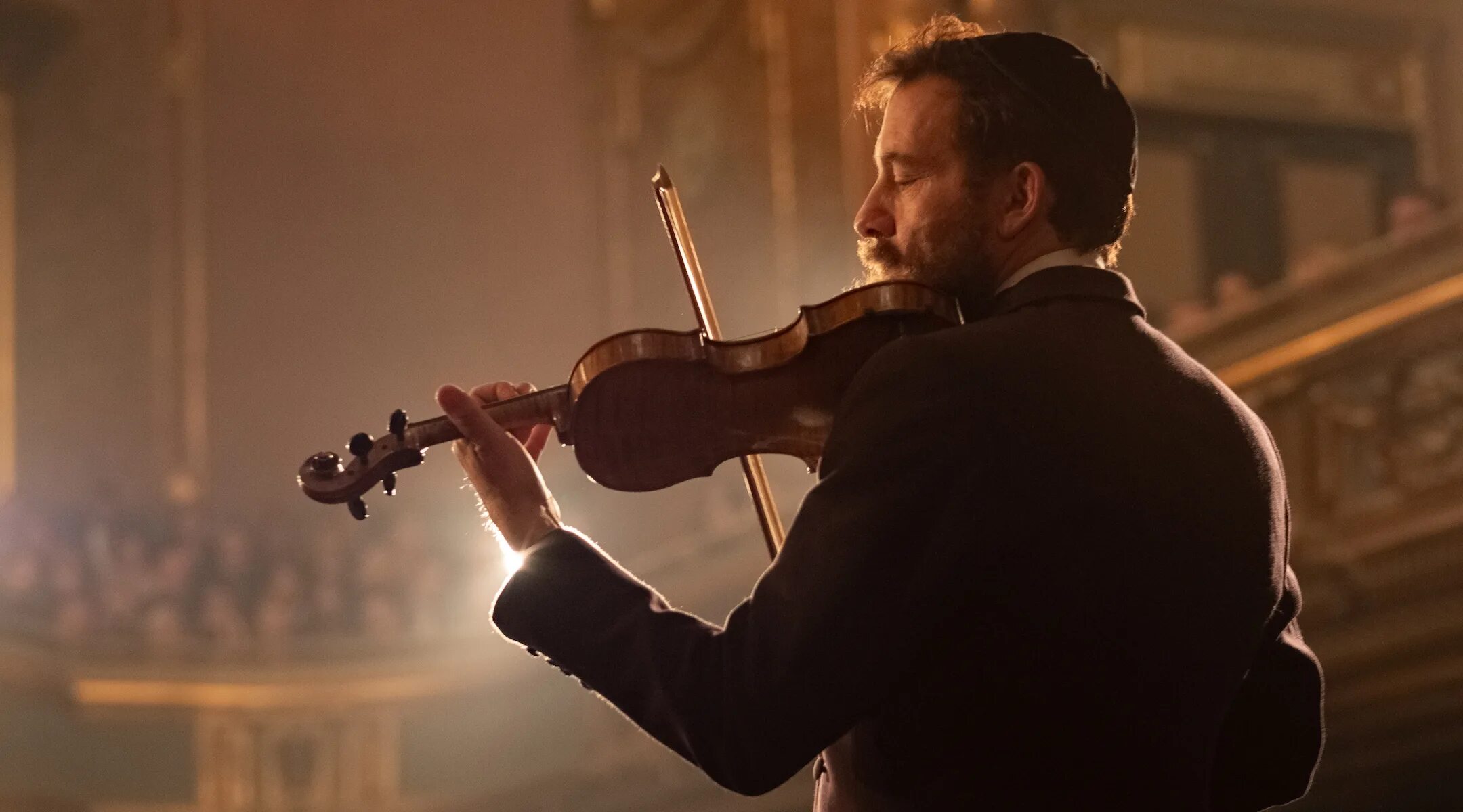 Мужчина со скрипкой. Скрипач со спины. Музыкант скрипач. Уличный скрипач. Violins playing and the angels