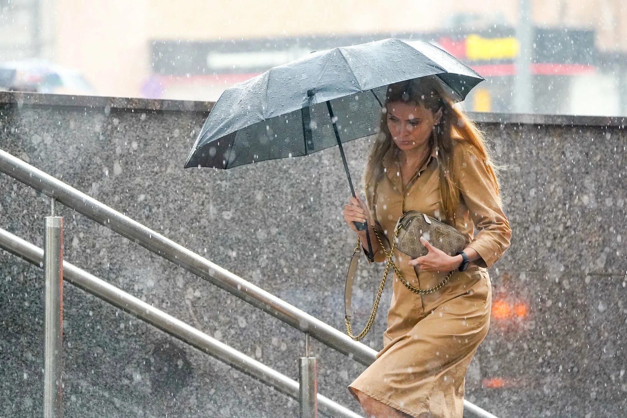 Завтра 2 июня 2020 ожидается незначительное похолодание. Ливень. Сильный дождь. Дождь в Москве. Девушка под дождем.