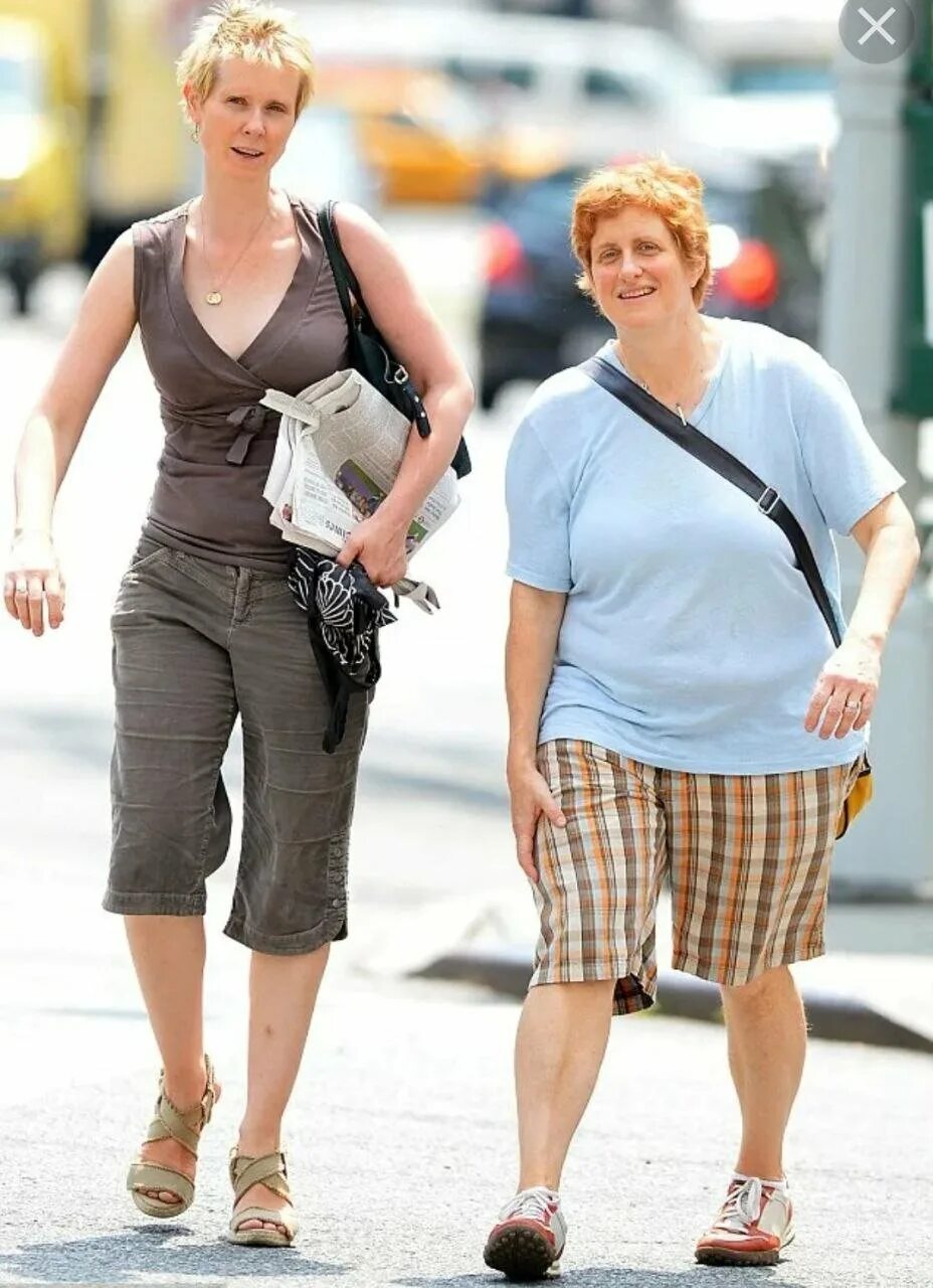 Синтия никсон с женой. Синтия никсон с женой. Синтия никсон с женой. Синтия никсон с женой. Синтия ник он и её жена.