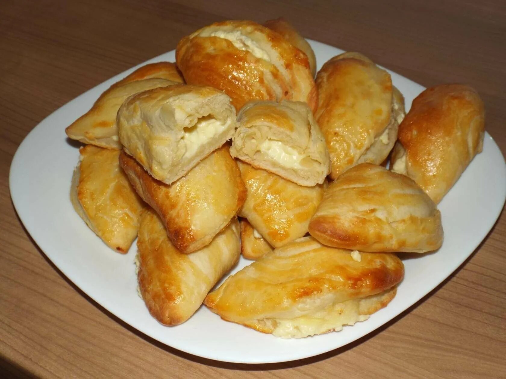 Как сделать пирожок с сыром. Пирожки с сыром. слоеные пирожки с сыром. пирожки с картошкой и сыром. пирожки с сыром из слоеного теста.