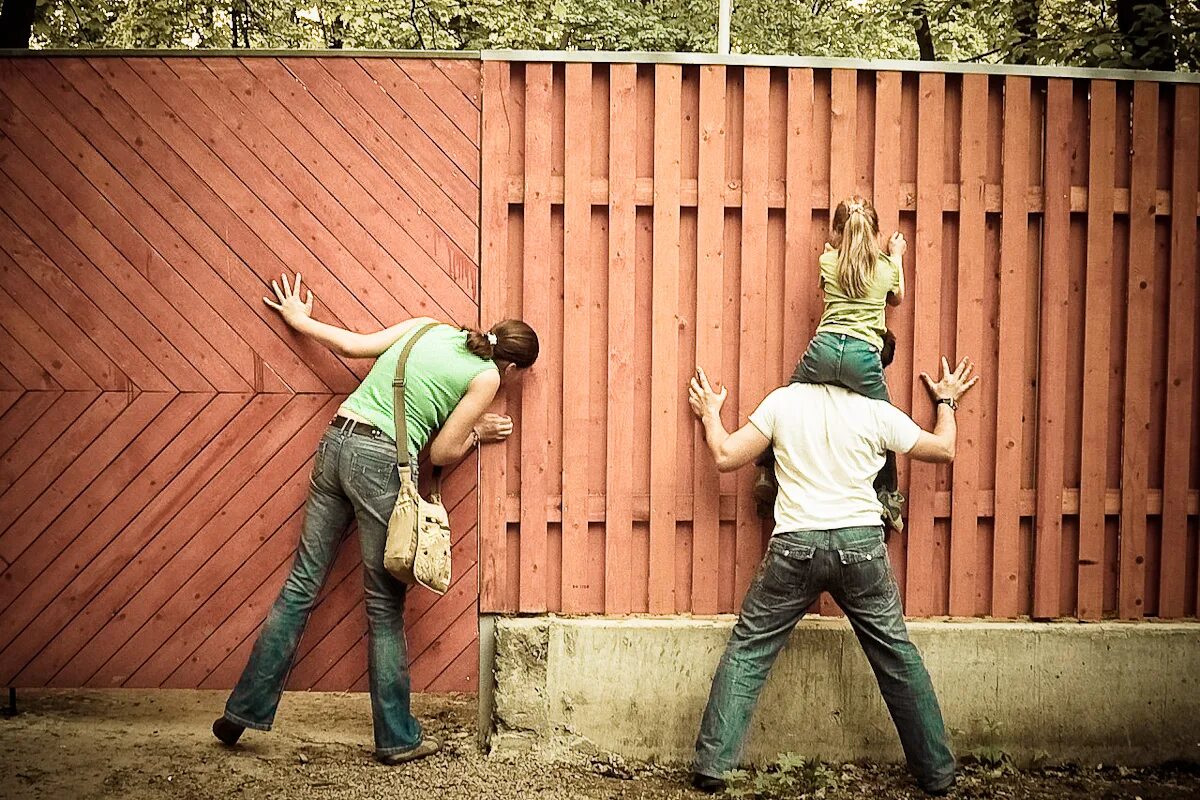 Через забор. Фотосессия у забора. Перепрыгивает забор. Мальчишки на заборе. Украли забор.