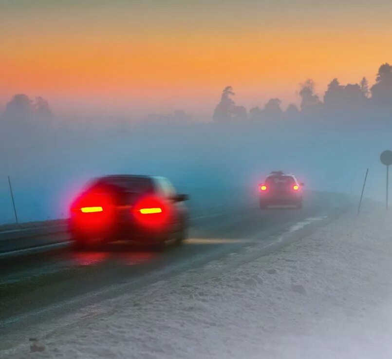 Туман бузулук. Машина в тумане. Осторожно туман. Осторожно туман на дороге. Пробка машины туман.