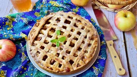 Пирог с яблоками и корицей